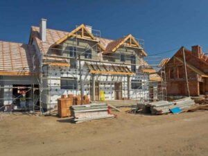 Ein Haus im Rohbau mit Gerüst an der Vorderseite.