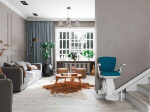 Ein Treppenlift kann eine sinnvolle Investition sein um im Alter auch das Obergeschoss mühelos erreichen zu können.