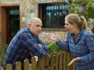 Zwei Nachbarn streiten am Zaun.