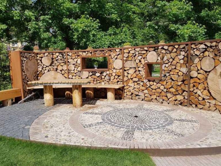 Eine selbstgebaute Sichtschutzwand aus Holz.