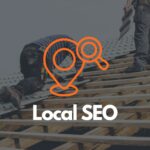 Zwei Handwerker arbeiten auf einem Dach, darüber ein Local-SEO-Symbol mit Standort-Pin und Lupe – Symbolbild für lokale Sichtbarkeit im Handwerk