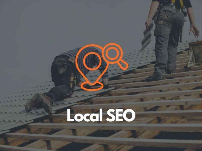 Zwei Handwerker arbeiten auf einem Dach, darüber ein Local-SEO-Symbol mit Standort-Pin und Lupe – Symbolbild für lokale Sichtbarkeit im Handwerk